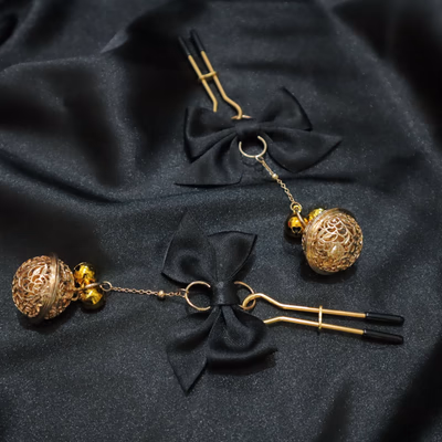 Bow-shaped nipple clamps